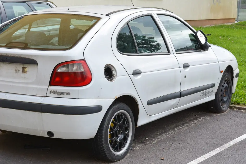 Biały Renault straszy przy II LO