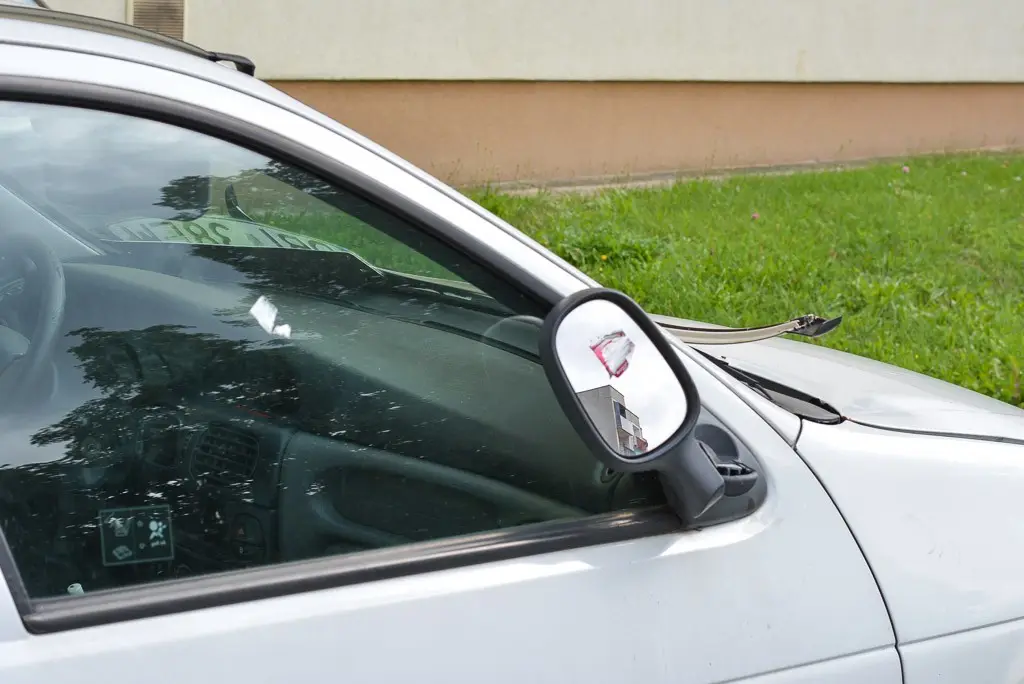 Biały Renault straszy przy II LO