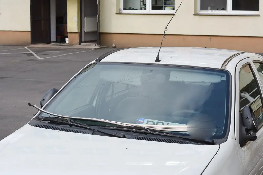 Biały Renault straszy przy II LO