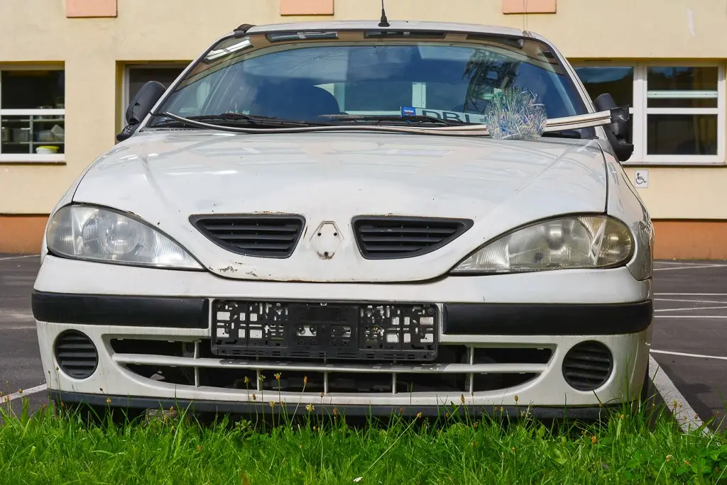 Biały Renault straszy przy II LO