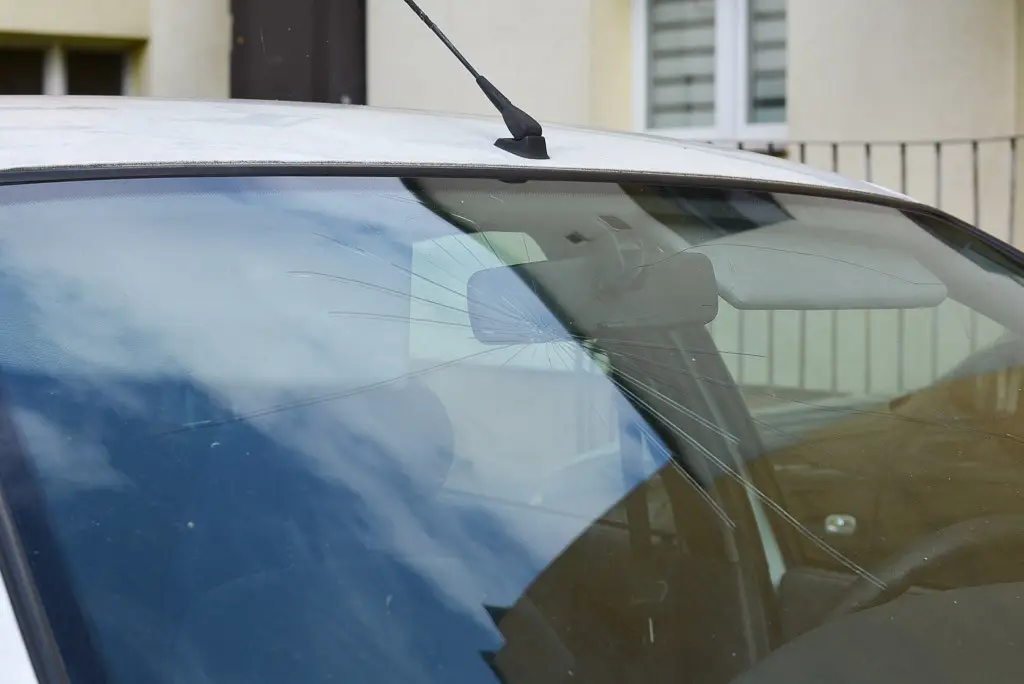 Biały Renault straszy przy II LO