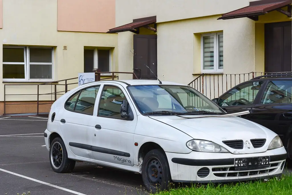 Biały Renault straszy przy II LO