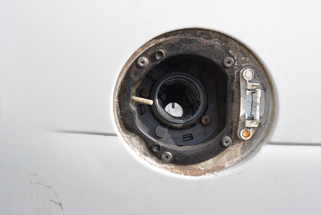 Biały Renault straszy przy II LO