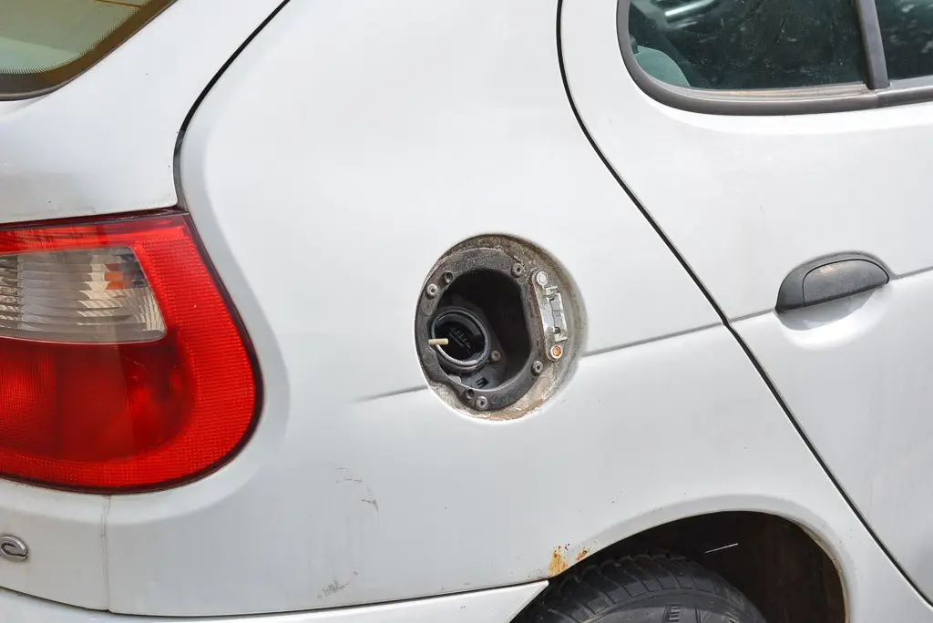 Biały Renault straszy przy II LO