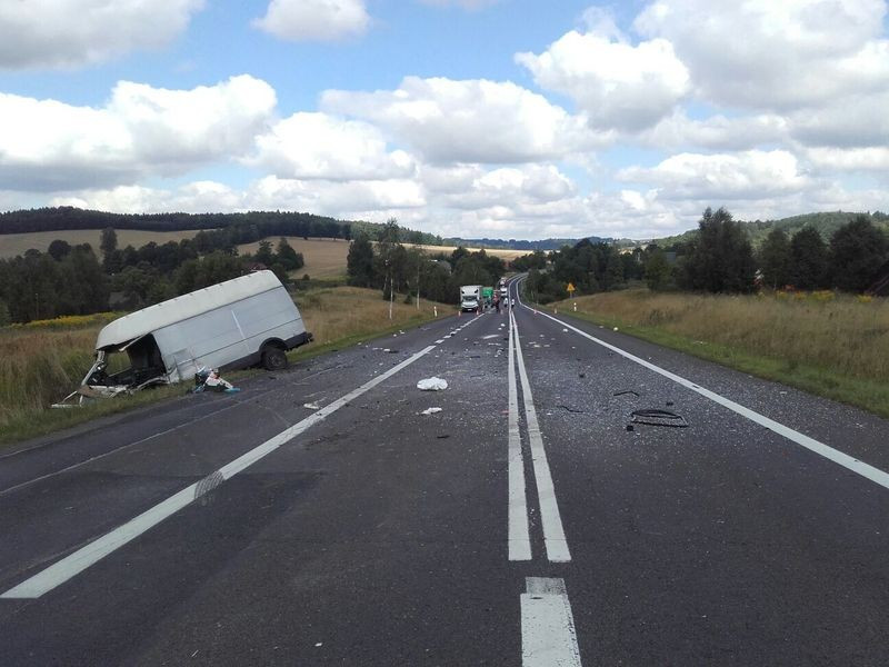 Wypadek na krajowej 30. Dwie osoby ranne, 66-latek ciężko