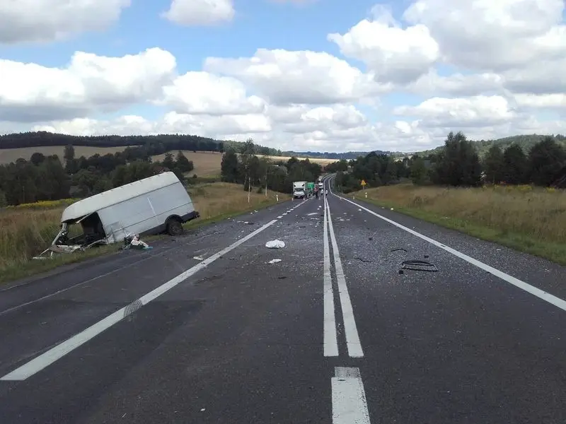 Wypadek na krajowej 30. Dwie osoby ranne, 66-latek ciężko