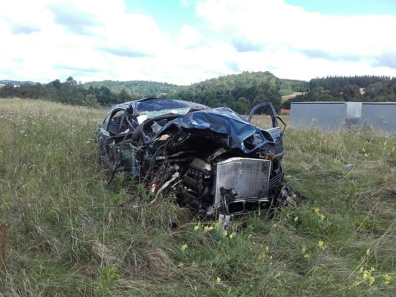Wypadek na krajowej 30. Dwie osoby ranne, 66-latek ciężko