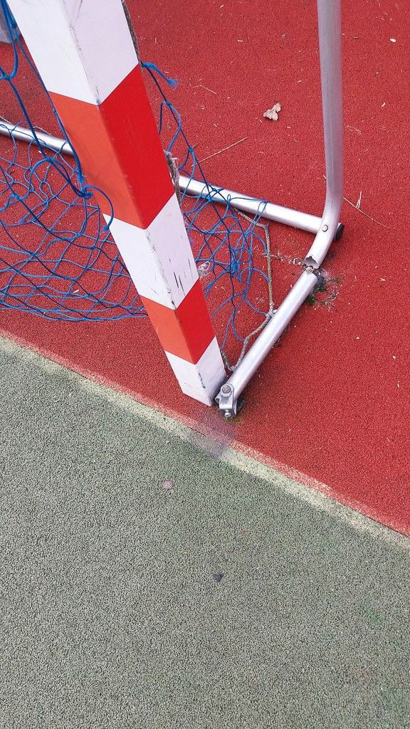 Masakryczny stan bramek na boisku w Nowej Wsi