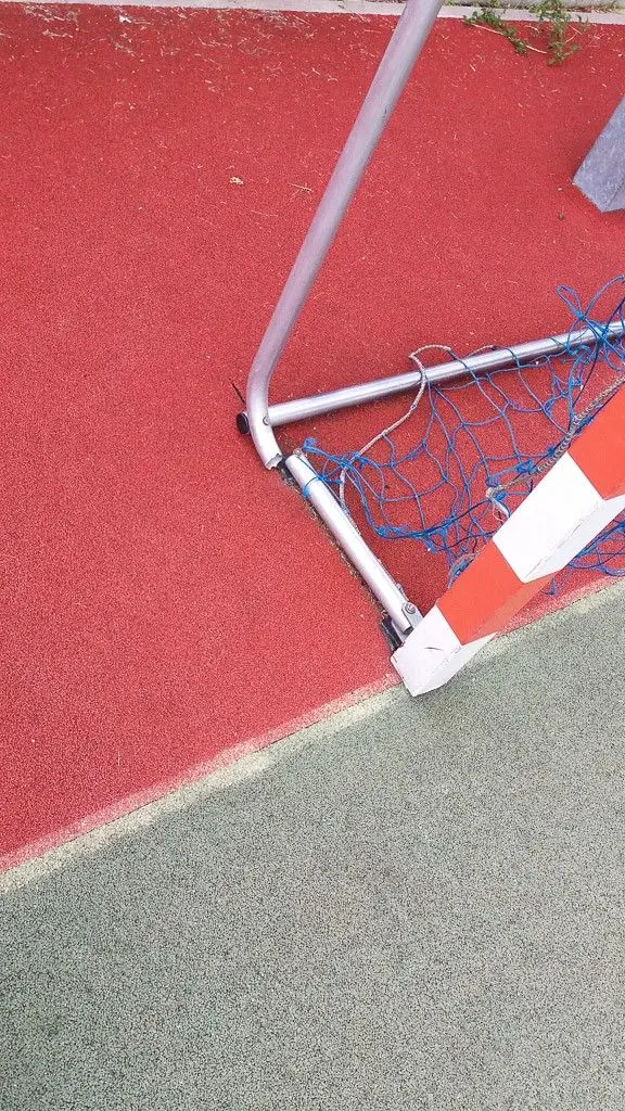 Masakryczny stan bramek na boisku w Nowej Wsi