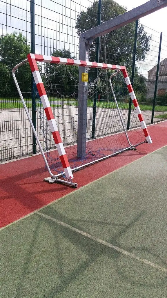 Masakryczny stan bramek na boisku w Nowej Wsi