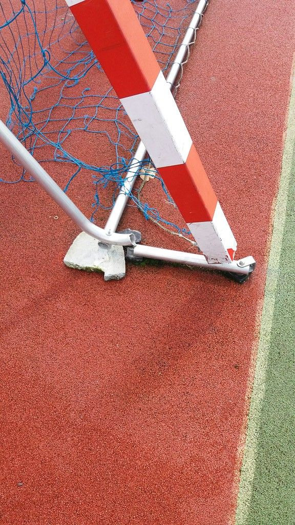 Masakryczny stan bramek na boisku w Nowej Wsi