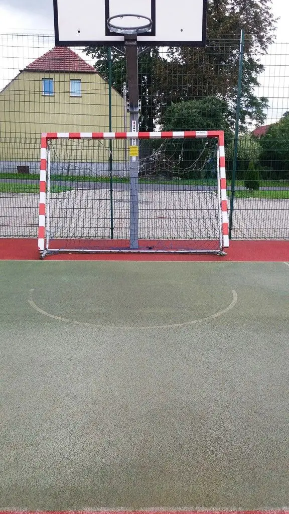 Masakryczny stan bramek na boisku w Nowej Wsi