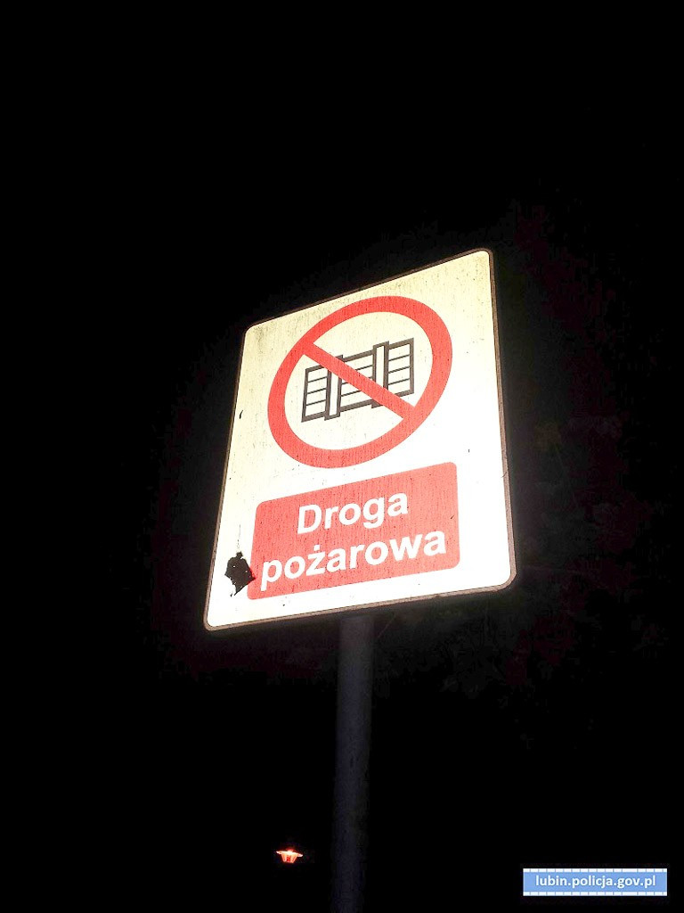 Zablokował drogę pożarową. Pogotowie miało problem z transportem pacjenta