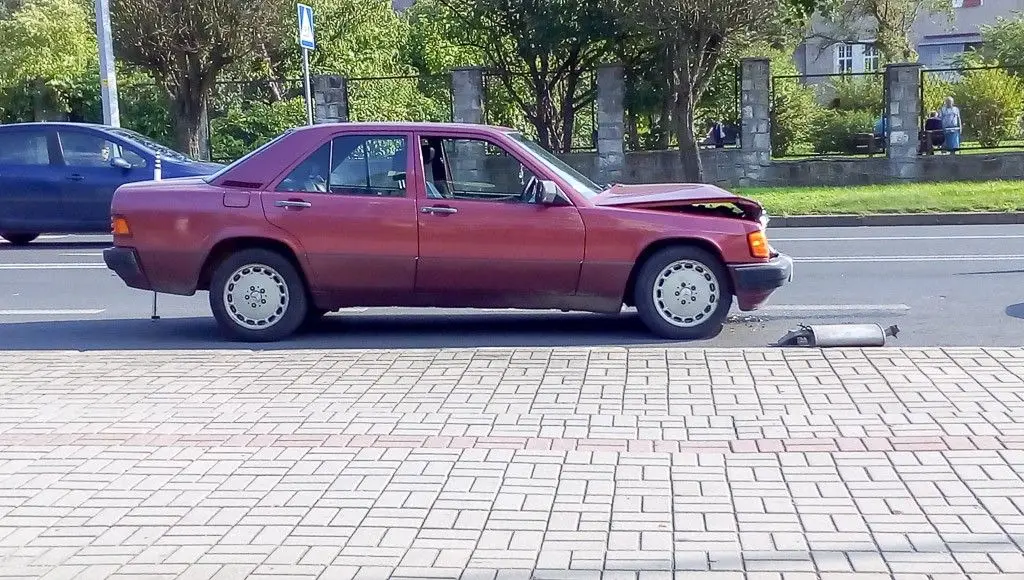 Mercedes najechał na tył Renaulta. Jedna osoba ranna