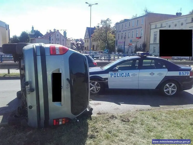 Wjechał w radiowóz. Sprawca kolizji mógł być po narkotykach