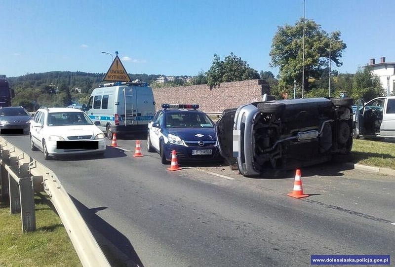 Wjechał w radiowóz. Sprawca kolizji mógł być po narkotykach
