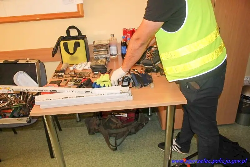 Grupa seryjnych włamywaczy w rękach policji