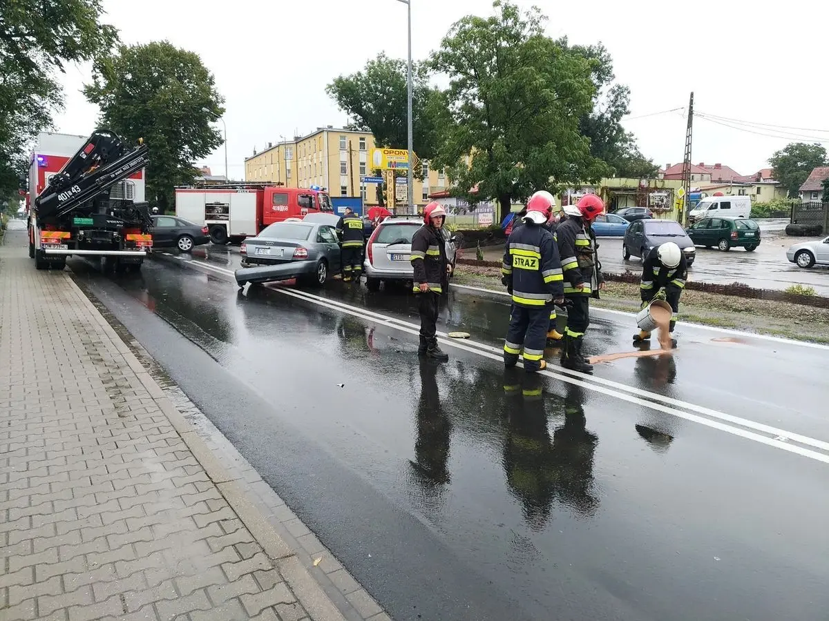 Trzy osoby ranne po zderzeniu trzech aut w Kruszynie