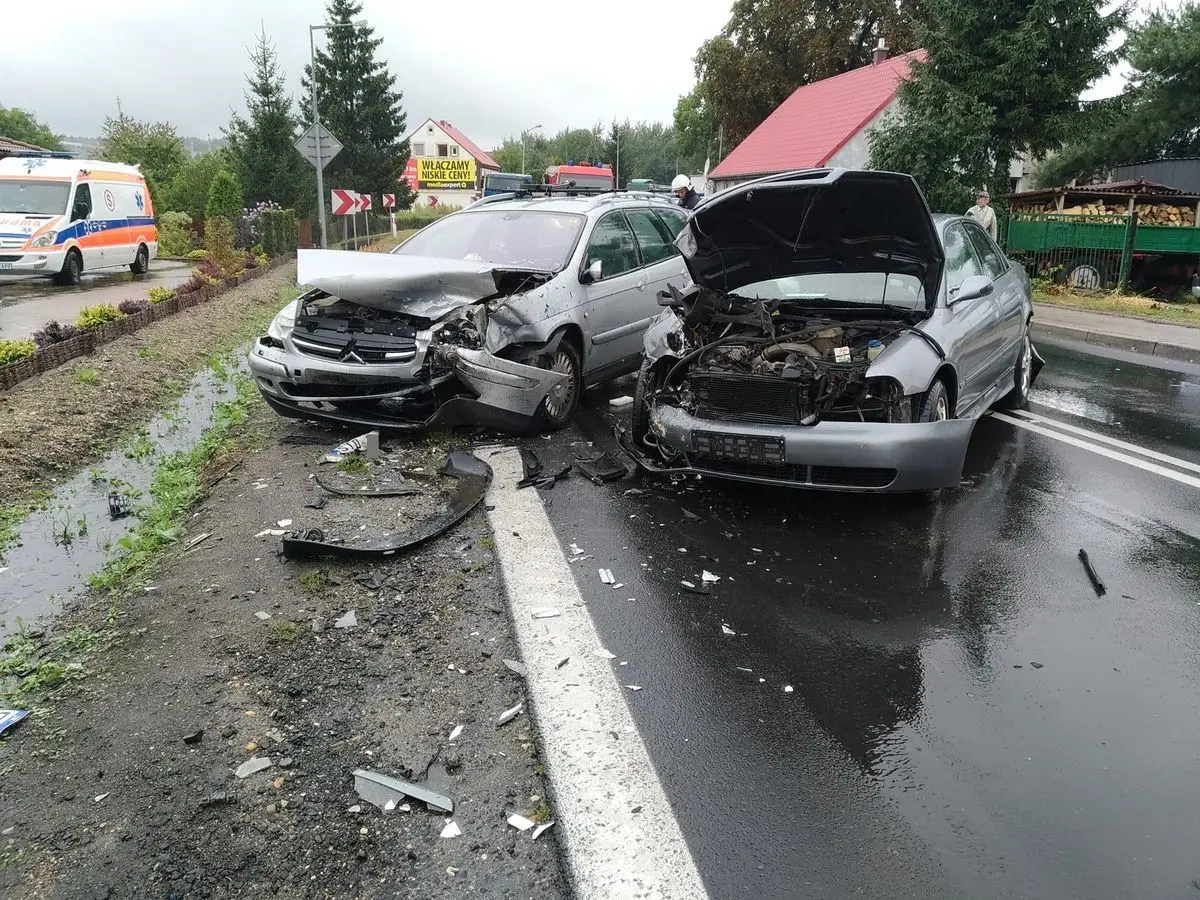 Trzy osoby ranne po zderzeniu trzech aut w Kruszynie