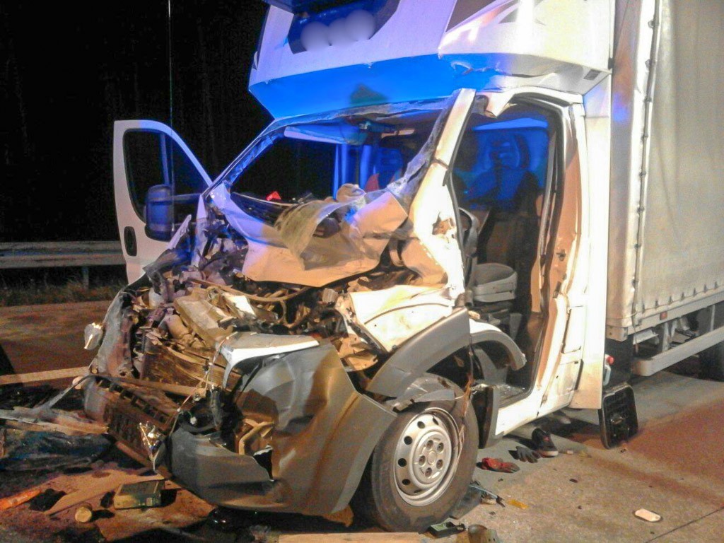 Nocny wypadek na A4. Kierowca busa ranny