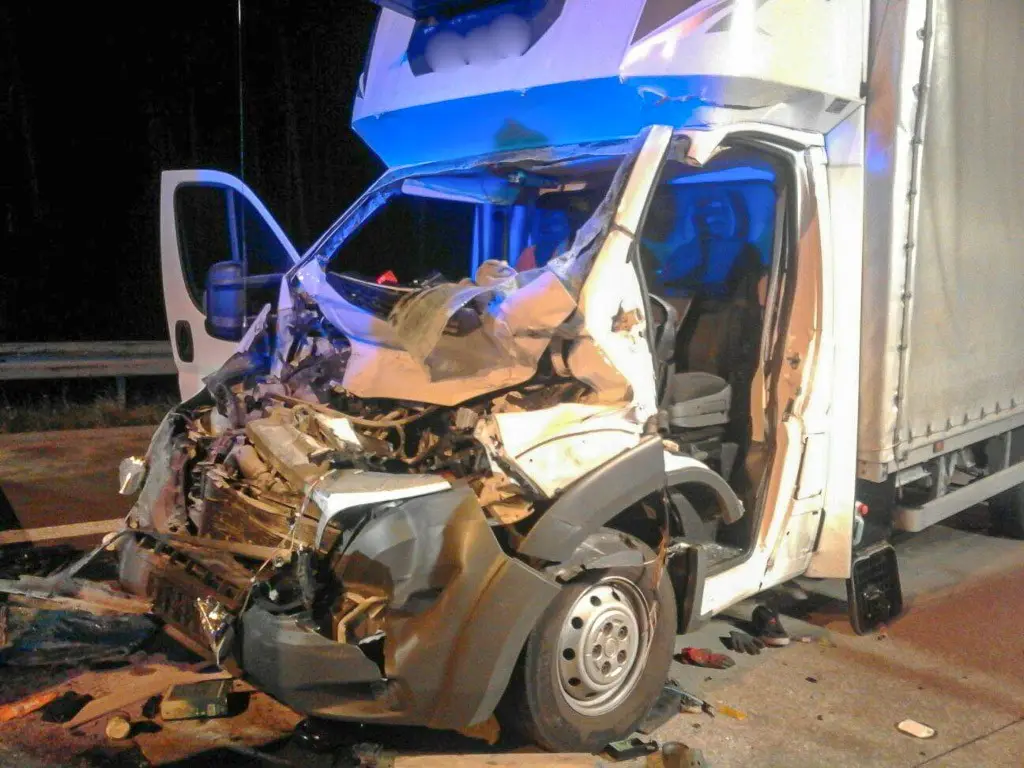 Nocny wypadek na A4. Kierowca busa ranny
