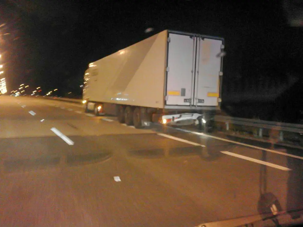 Nocny wypadek na A4. Kierowca busa ranny