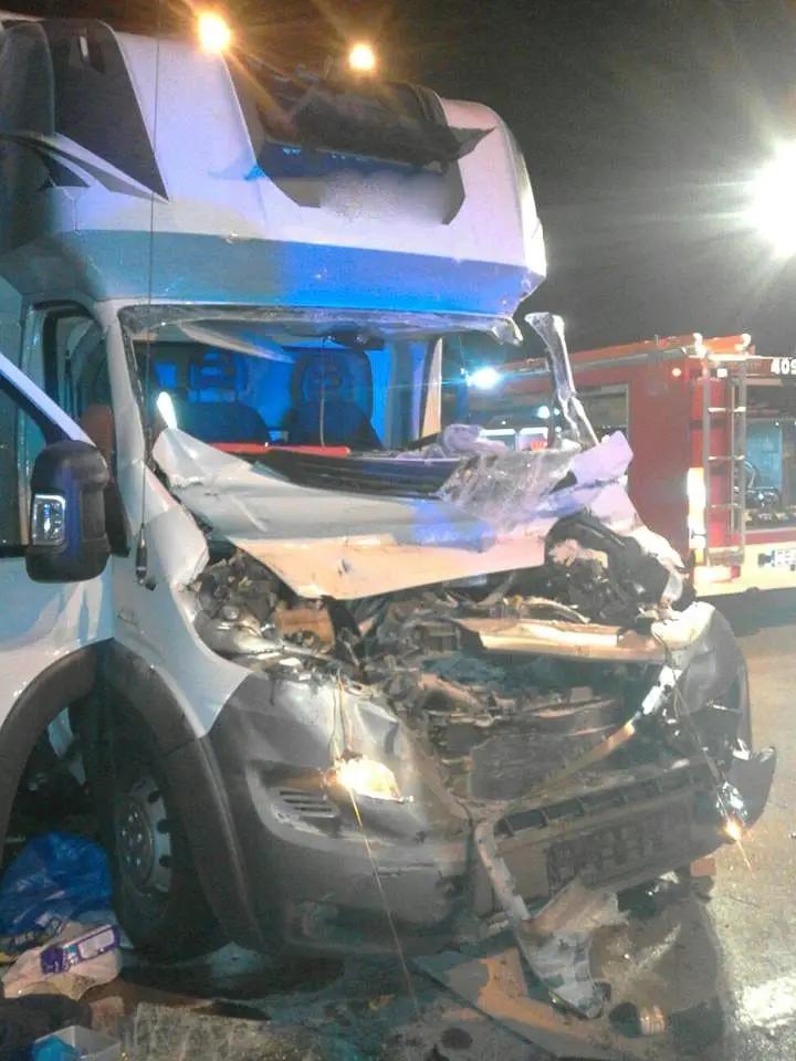 Nocny wypadek na A4. Kierowca busa ranny