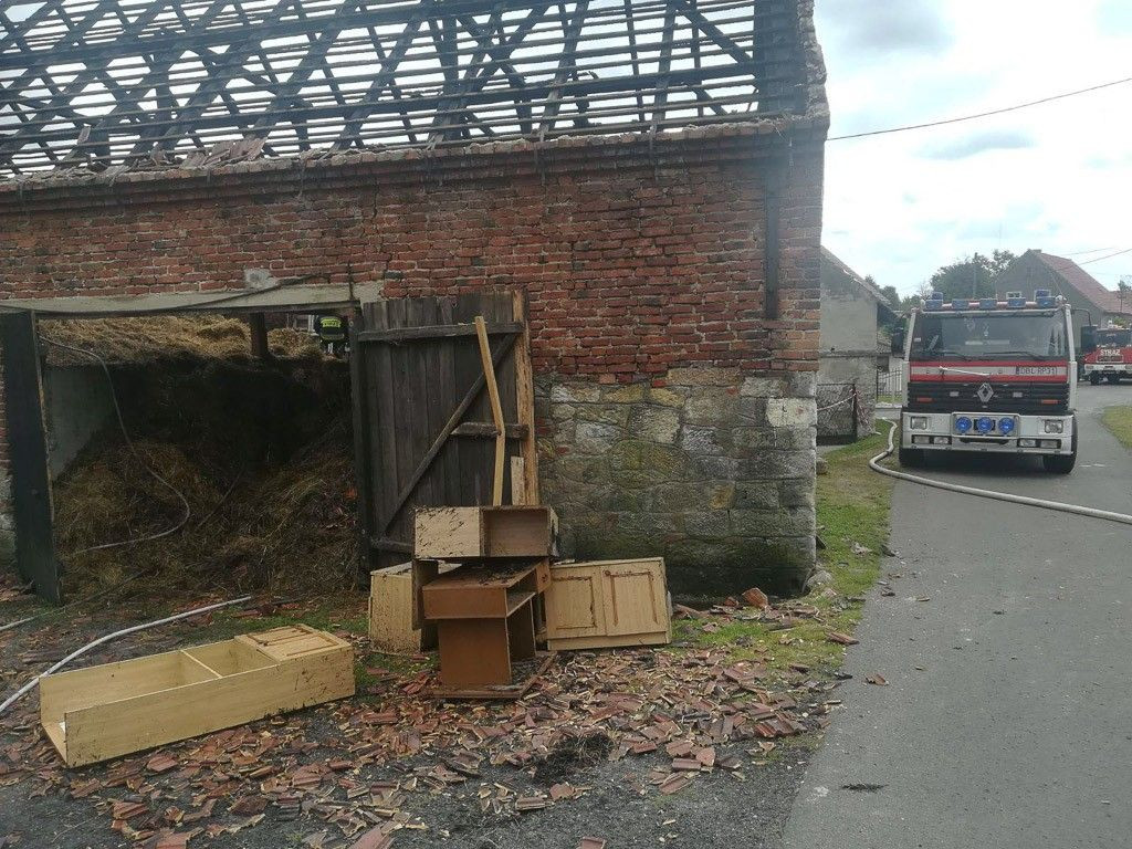 Milików: spłonęła cześć gospodarstwa, ciągnik i samochód osobowy