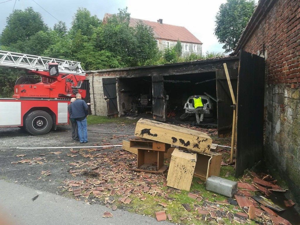 Milików: spłonęła cześć gospodarstwa, ciągnik i samochód osobowy