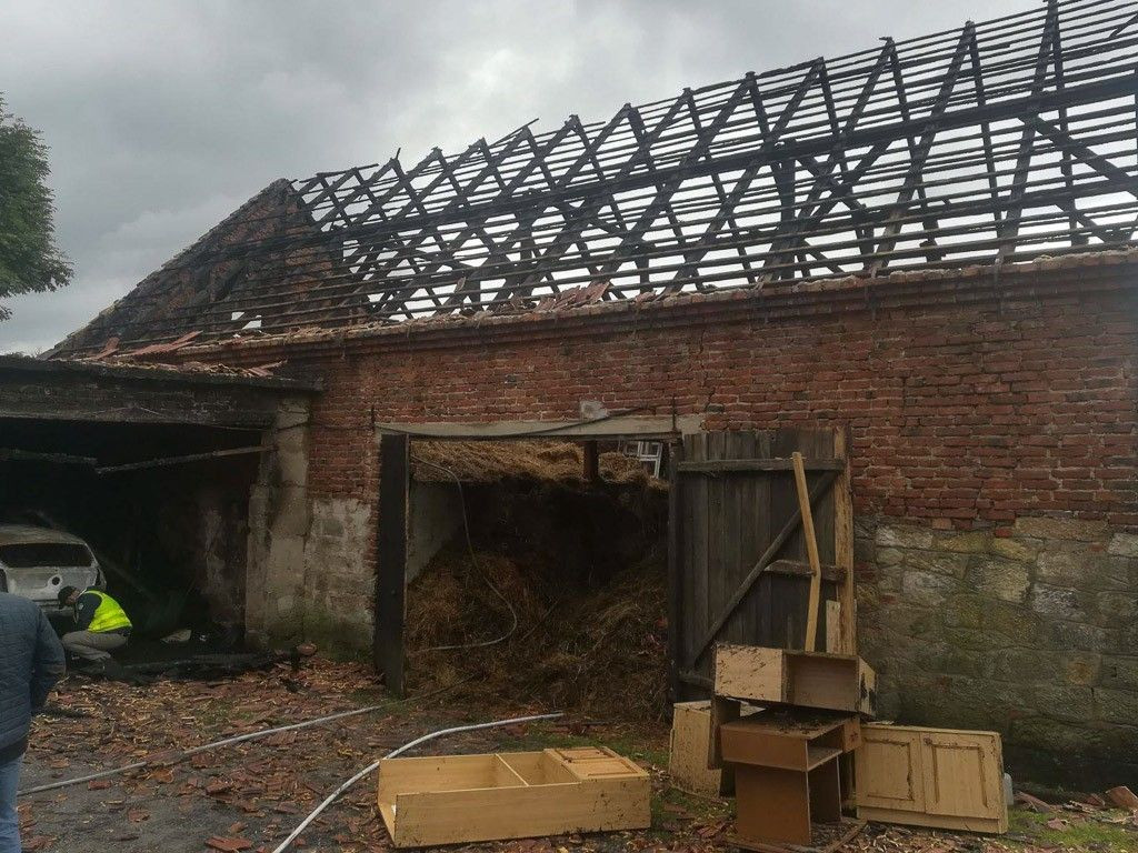 Milików: spłonęła cześć gospodarstwa, ciągnik i samochód osobowy