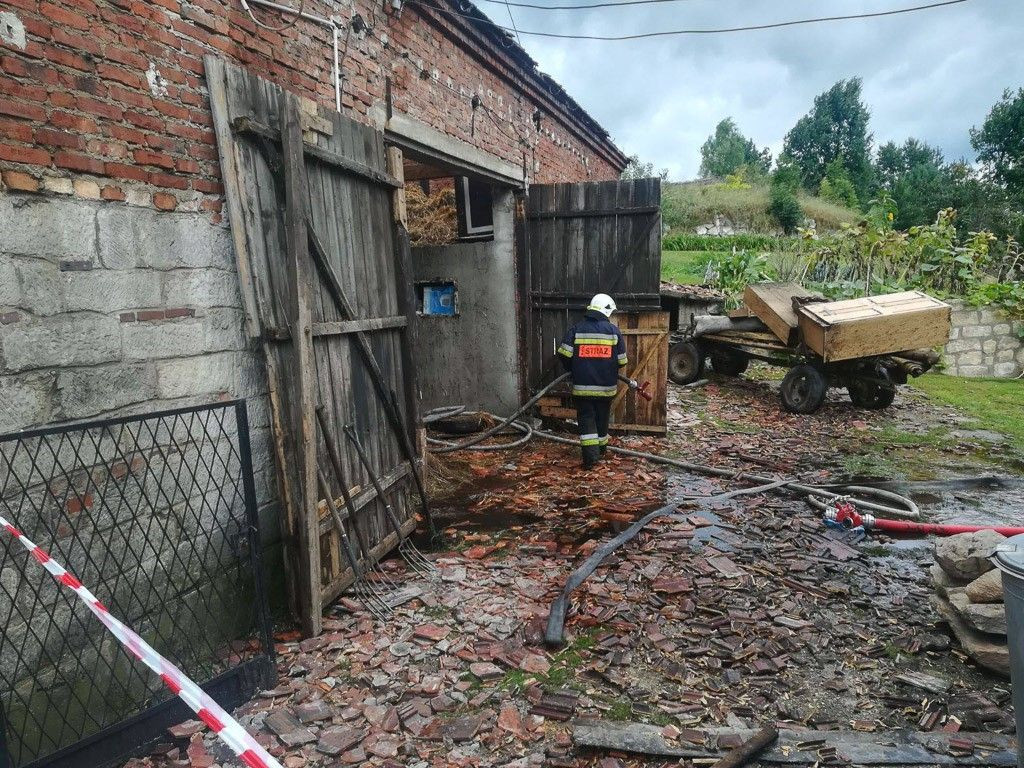 Milików: spłonęła cześć gospodarstwa, ciągnik i samochód osobowy