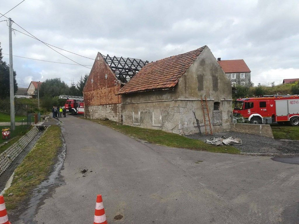 Milików: spłonęła cześć gospodarstwa, ciągnik i samochód osobowy