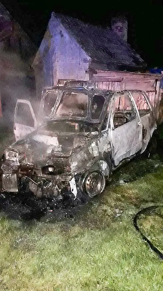Pożar auta i budynku gospodarczego w Godzieszowie