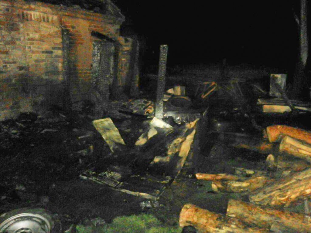 Pożar auta i budynku gospodarczego w Godzieszowie