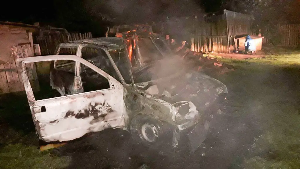 Pożar auta i budynku gospodarczego w Godzieszowie