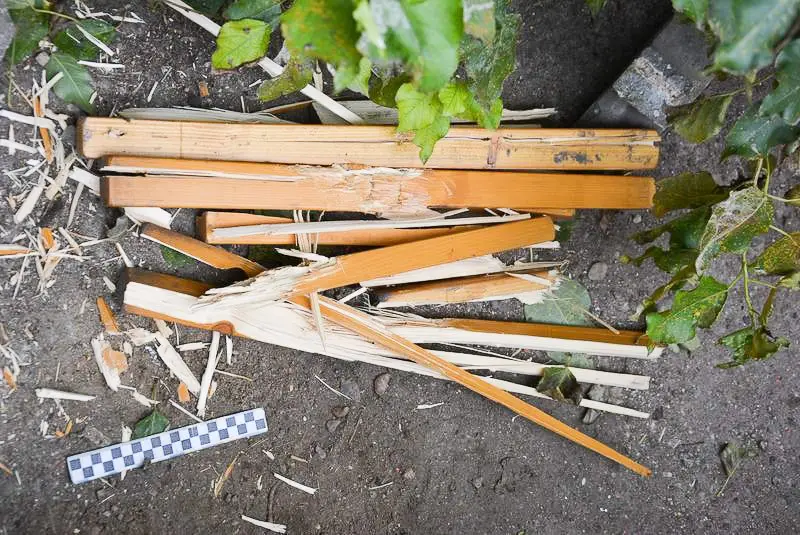W nocy ukradł śmietnik z przystanku. Rano przyszedł go zdemolować