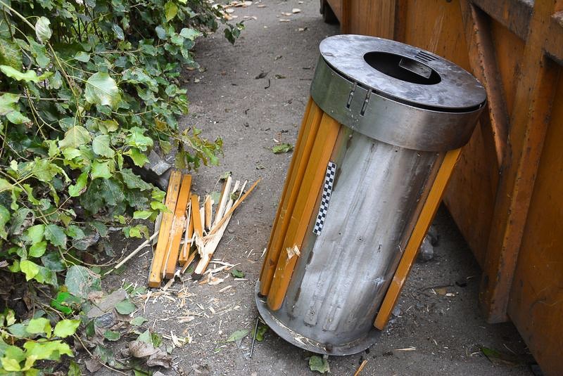 W nocy ukradł śmietnik z przystanku. Rano przyszedł go zdemolować