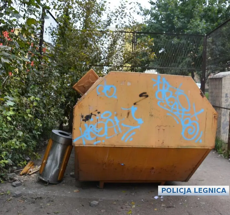 W nocy ukradł śmietnik z przystanku. Rano przyszedł go zdemolować
