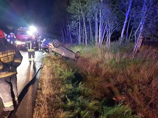 Wypadek na krajowej 30. Dwie osoby ranne