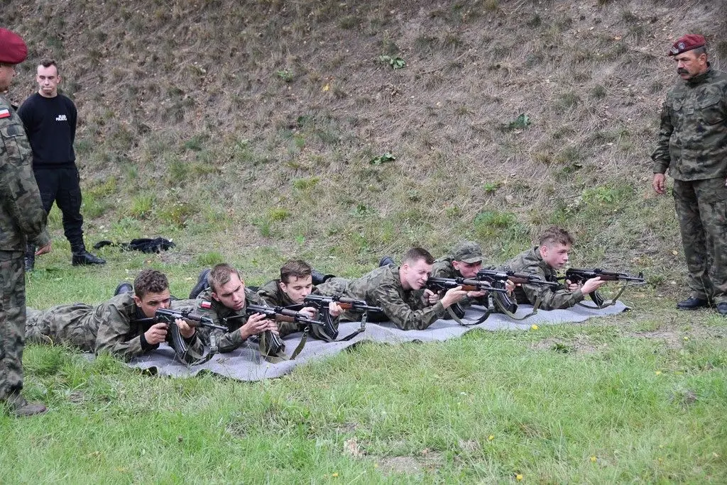 Walczą o puchar min. Macierewicza. Mistrzostwa na półmetku