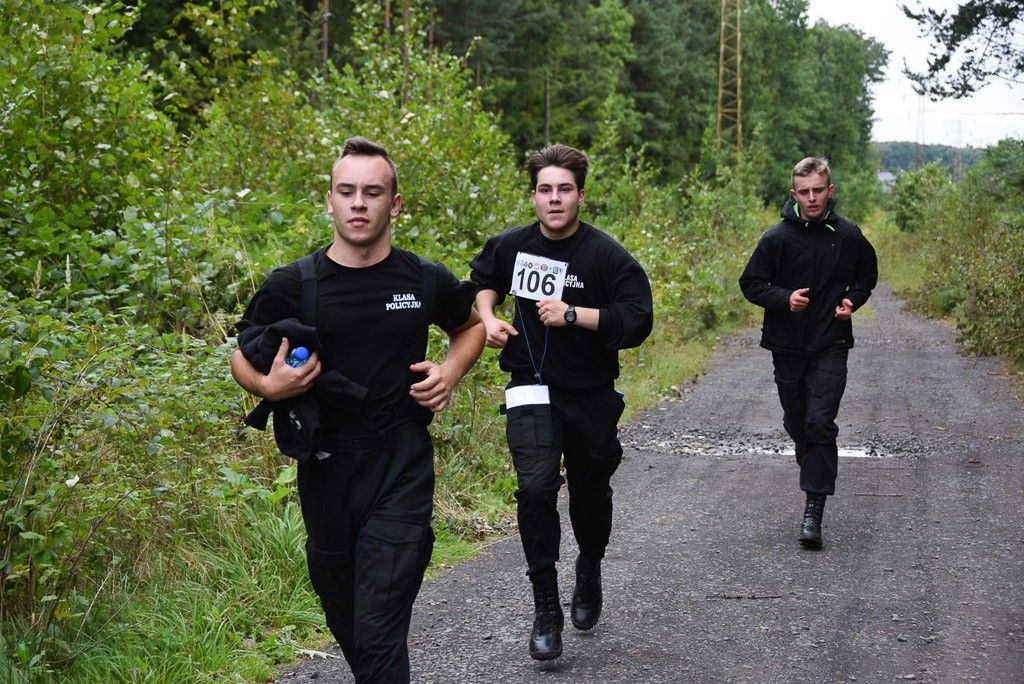 Walczą o puchar min. Macierewicza. Mistrzostwa na półmetku