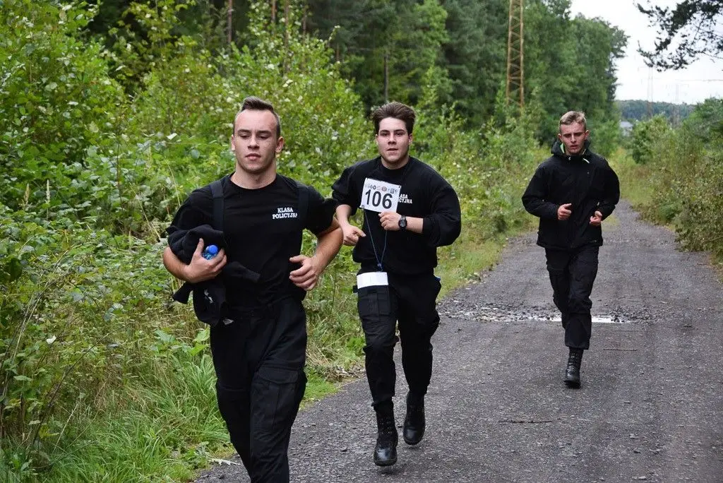Walczą o puchar min. Macierewicza. Mistrzostwa na półmetku