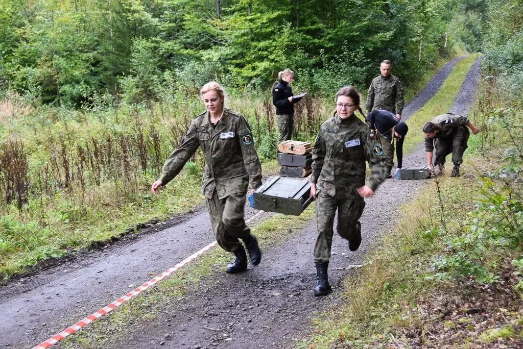 Walczą o puchar min. Macierewicza. Mistrzostwa na półmetku