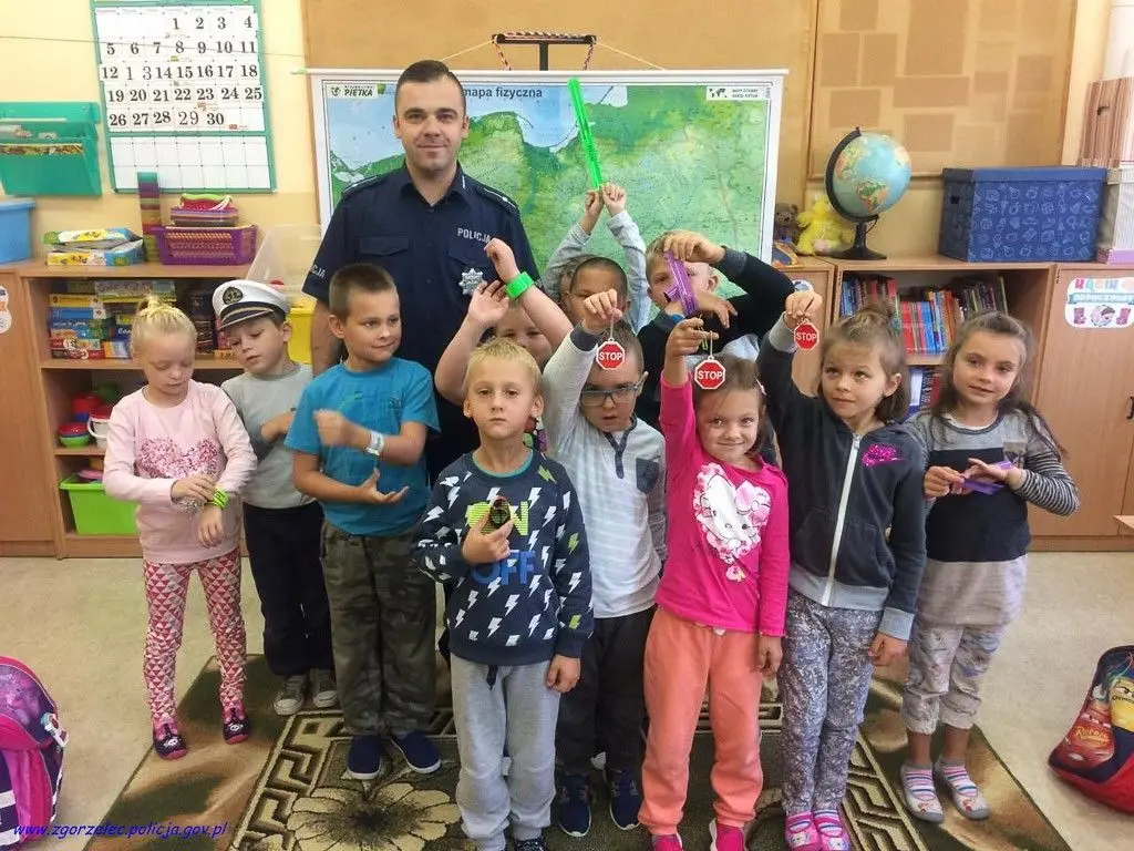 Безпечна дорога до школи. Поліцейські лекції для дітей