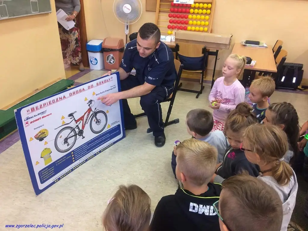 Bezpieczna droga do szkoły. Policyjne prelekcje dla dzieci