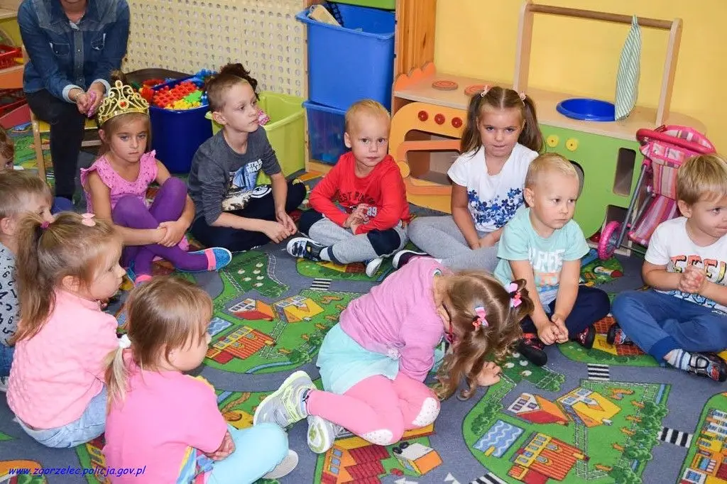Bezpieczna droga do szkoły. Policyjne prelekcje dla dzieci