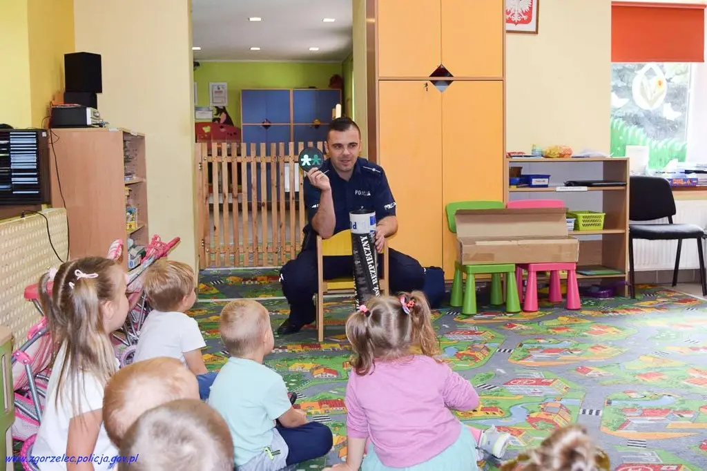 Bezpieczna droga do szkoły. Policyjne prelekcje dla dzieci
