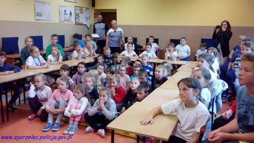 Bezpieczna droga do szkoły. Policyjne prelekcje dla dzieci