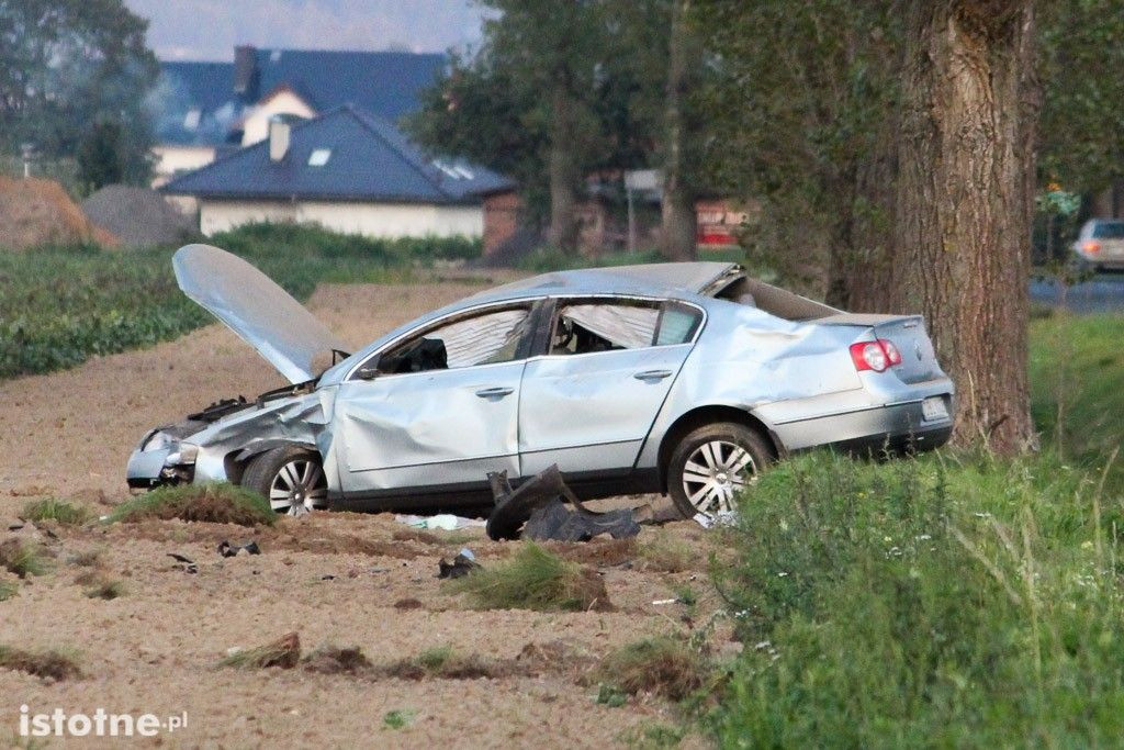 Kolejny wypadek przed Wartą. Auto wypadło z drogi