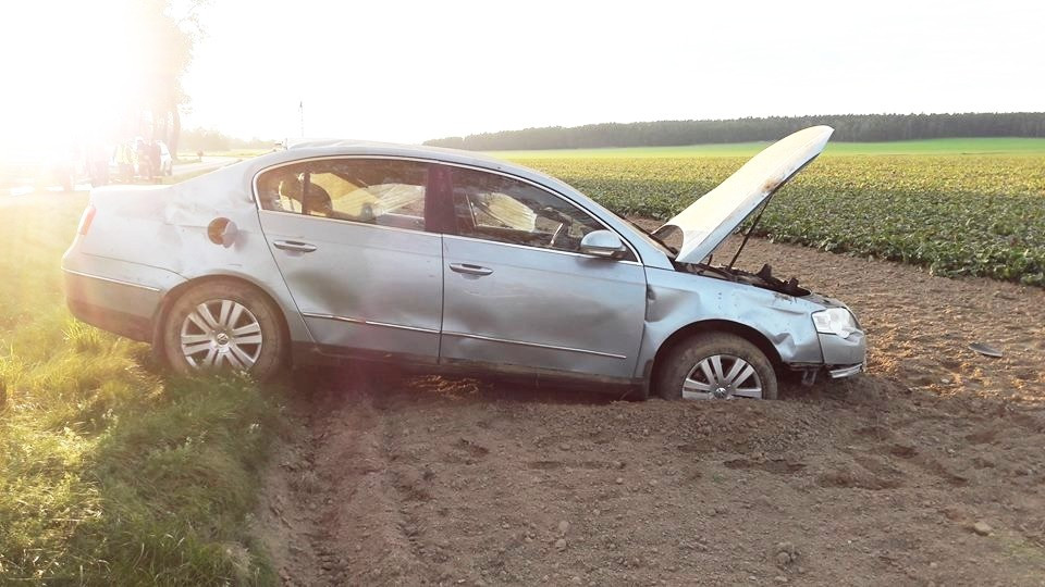 Kolejny wypadek przed Wartą. Auto wypadło z drogi